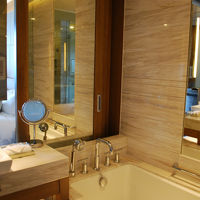 お風呂にもハンドシャワーが。扉を閉めると個室になります。