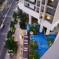 ９階から見えるプール。２階にあります。