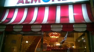 ケーキとスパークリングワインで贅沢気分