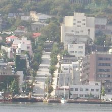 港から真っ直ぐな道が伸びています