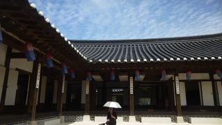 韓国の伝統的な家屋がある公園