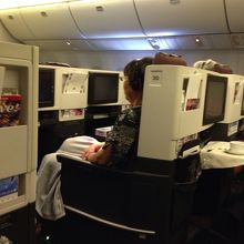 フルフラットに出来るので、熟睡可能なシートです。