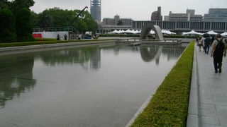 慰霊碑後方の池