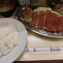 行った日のランチです。とんかつとチキンからあげ盛り合わせ　8