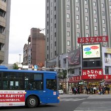 ホテルからほんの少しで国際通りの入り口でした