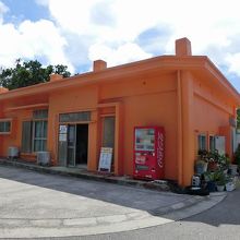 オレンジ色の建物が目印。