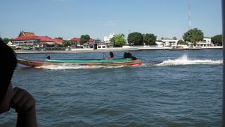 バンコクの中心地を流れ、バンコク市内の交通の要となっています。