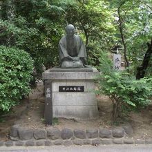 茂みの中の座像