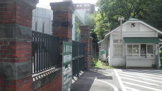 南門の向かい側にある