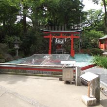 鳥居前の池や案内板など