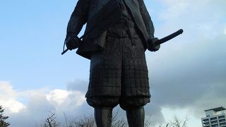 天下人としての威厳と逸話のイメージによる人柄がミックスされた文化勲章受賞像。