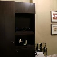 左側の扉がクロゼット、テレビは小さめ