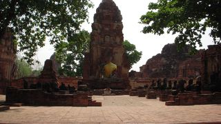 ビルマ軍により激しく破壊された跡がそのまま残っている寺院です。