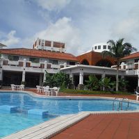 プールから望むレストラン