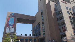 ユニークな外観建物・桜木町駅前に立てば・・・