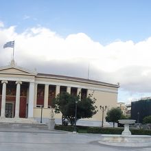 アテネ大学がわから見たアカデミー（右端）