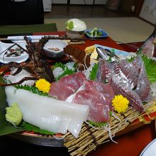 鯵が肉厚ですごくおいしい！伊勢海老の残りは朝食のお味噌汁に。