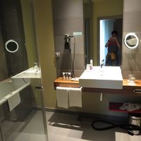 バスタブとシャワーブースが分かれています。トイレも別。