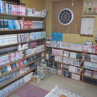 大量のマンガとダーツ