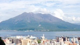 噴火している活火山がランドマーク！