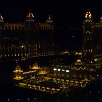 向いのギャラクシーの夜景です