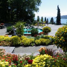 いたるところに美しい花壇が