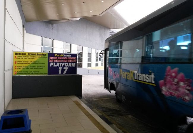 市内発の近郊バスは2階到着階に到着します。