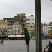 スヘルトーヘンボスの街中心にある広場を見ながらの食事がお勧め