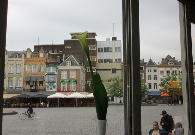 スヘルトーヘンボスの街中心にある広場を見ながらの食事がお勧め