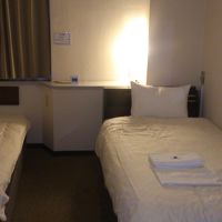 右のベッドが小さいです。