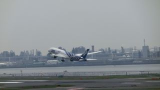 車窓から飛行機が見える