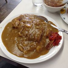 カツカレー。スープはチキンライスについてきたもの