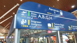 サテライトに店舗・レストランが充実。メイン・ターミナルまでの移動はエアロトレインで。