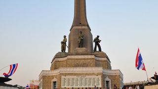 昔々、ビルマとの戦争に勝った事を記念して建てられたそうです。