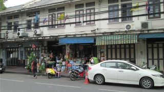 安宿が集まっている