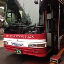 大阪駅から送迎バスで行けます。