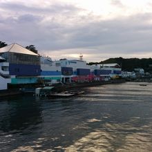 フェリー乗り場横