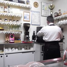 ウェルカムドリンクをこしらえてくれているところ