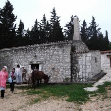 この小屋に宿泊もできるようです。この日、予約客もおられました