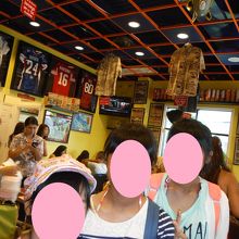 テイクアウトだけど、支払いを待っている間に、店内で。