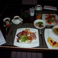 お粥もあり、和、洋、中華、インドと多彩な朝食です