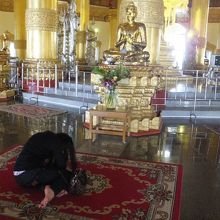 熱心にお参りする人