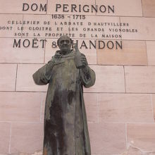 どーんと、ドン・ペリニオン様の像があります