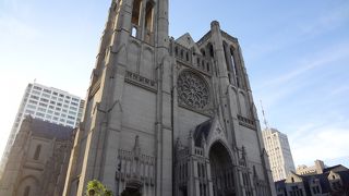 高台に建つ教会