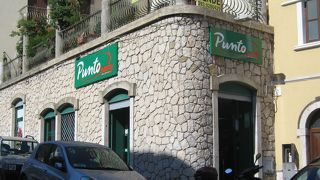 カターニア門の近くにスーパーがあります。