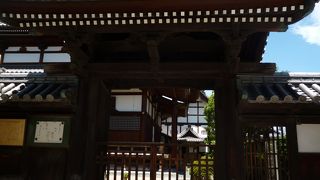 本堂の屋根に鳳凰がいます