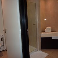 トイレ、バスタブ、シャワーブースがそれぞれ独立しています