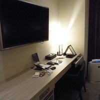 奥の壁は床から天井まで大きな窓になっています