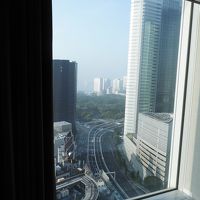 バスルームの湯船越しに窓から外が望めます