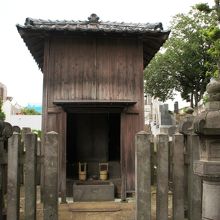 屋根付きの小屋に入ってます